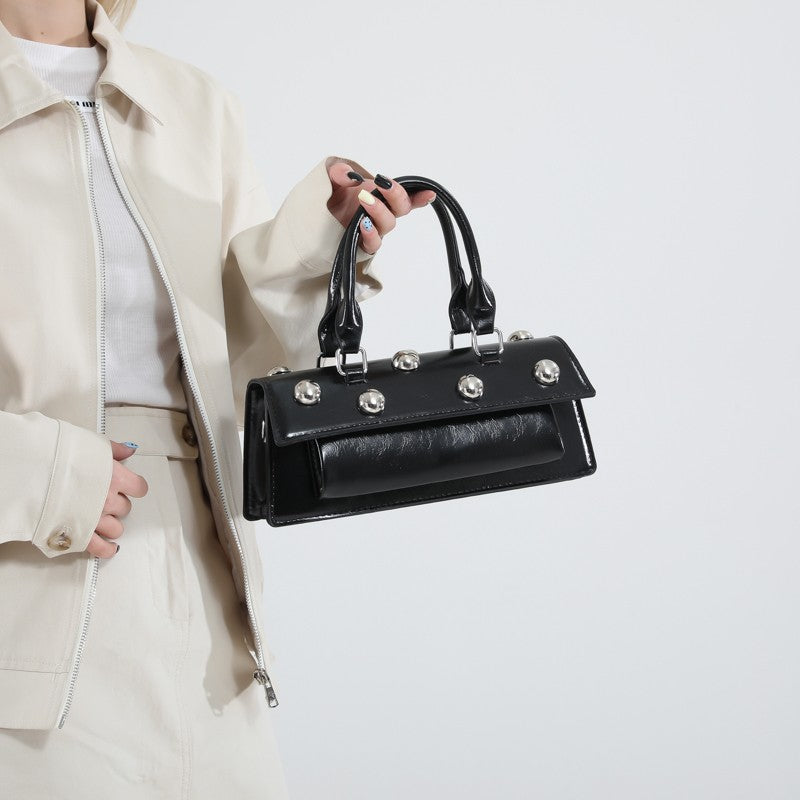 Bolsa de Ombro Pequena Retrô com Rebites de Couro PU LEFTSIDE para Mulheres Tendência 2025 Bolsas de Mão de Luxo Y2K e Bolsas Transversais Femininas
