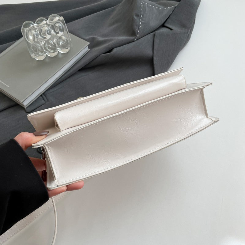 Bolsa de Ombro Pequena Retrô com Rebites de Couro PU LEFTSIDE para Mulheres Tendência 2025 Bolsas de Mão de Luxo Y2K e Bolsas Transversais Femininas