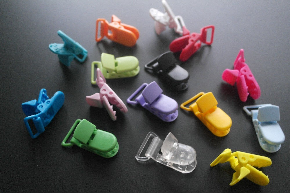 Sutoyuen 40pcs Hot D Shape Kam Plastic Pacifier Clips Plastic Baby Soother Dummy Suspender Chain Holder Clips for 20mm Ribbon