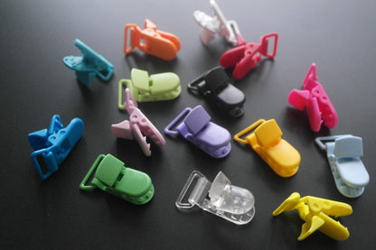Sutoyuen 40pcs Hot D Shape Kam Plastic Pacifier Clips Plastic Baby Soother Dummy Suspender Chain Holder Clips for 20mm Ribbon