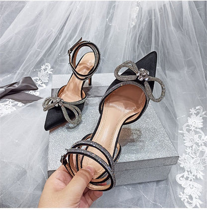 2025 Nova Moda Glitter Strass Sapatos Femininos Bico Fino de Seda com Laço de Cristal Salto Alto Fino com Fivela Sapatos de Festa e Formatura