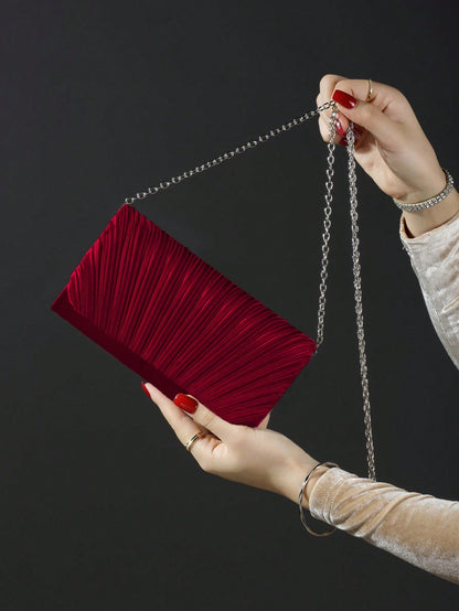 Classic fashion girl party girl chain clutch, light luxury romantic simple mini handbag and chain shoulder crossbody bag.