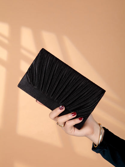 Classic fashion girl party girl chain clutch, light luxury romantic simple mini handbag and chain shoulder crossbody bag.