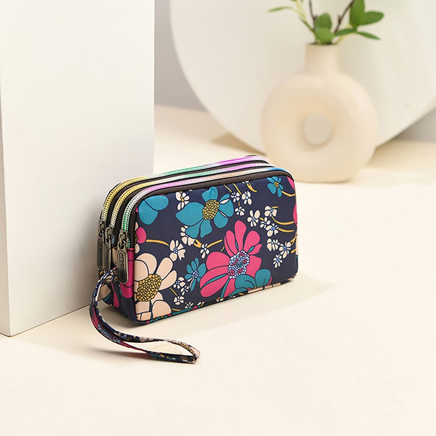 The fashionable lady's clutch and mobile phone bag are rich in floral patterns and elements, and the fabric is soft