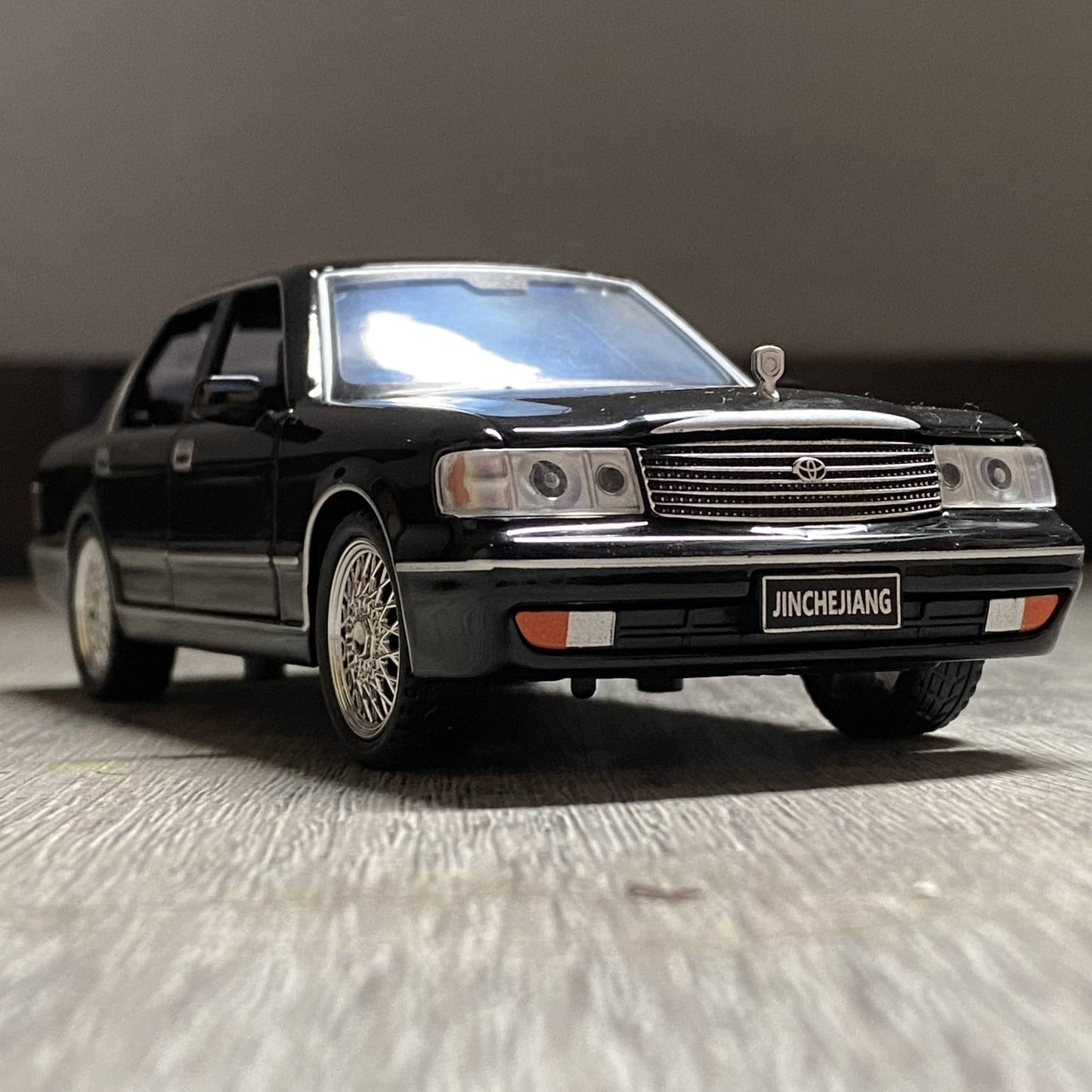1:32 Toyota Crown Royal Clássico Veículo Liga Fundida Carro de Brinquedo Infantil Modelo Miniatura Coleção Hobbies de Férias