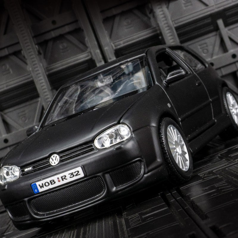Maisto 1:24 Volkswagen Golf R32 modelo de carro em liga de metal, enfeites de coleção, brinquedos estáticos adequados para presentes de namorado.