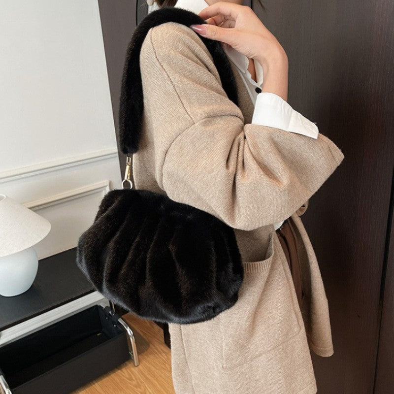 Elegant Wrinkled Cloud Clutch Bag Faux Fur Shell Shoulder Crossbody Bag Women Stylish Pillow Bag Guangzhou High Quality Bag