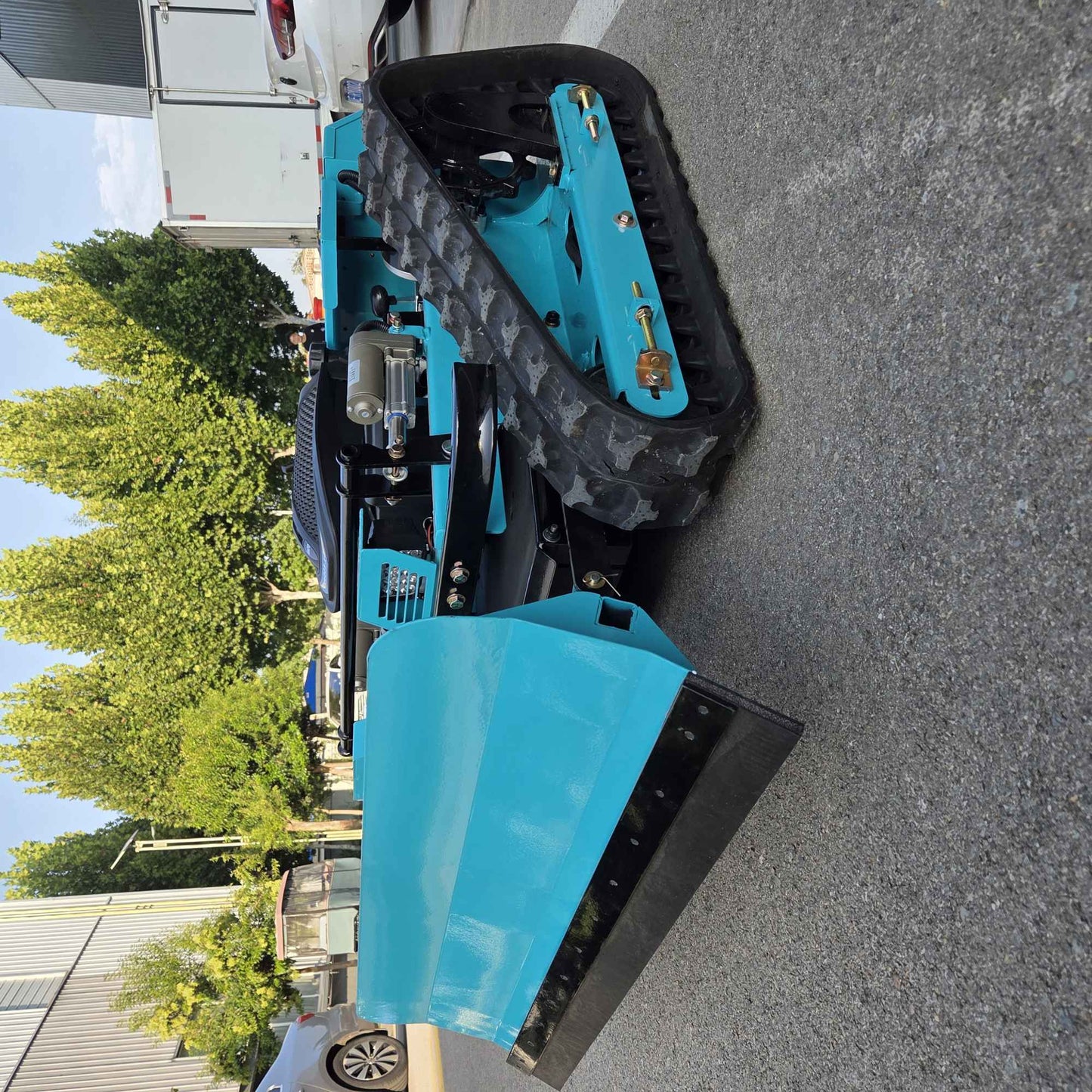Controle remoto totalmente automático especial para remoção de neve no inverno, cortador de grama inteligente com esteira para pomares
