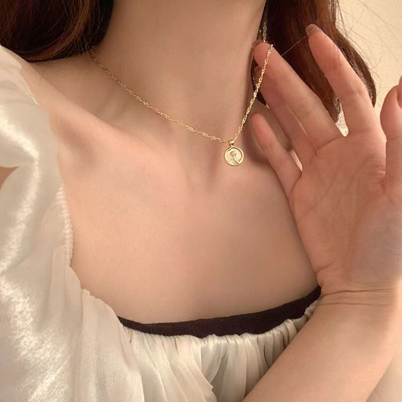 Novo Colar de Aço Inoxidável com Pingente de Rosa de Metal Irregular Redondo para Mulheres Corrente de Clavícula Vintage Joia de Luxo para Festa