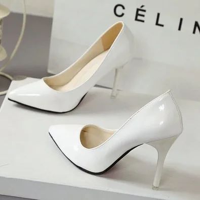 Novos scarpins de salto alto femininos de cor sólida, sapatos de moda femininos de couro envernizado, salto fino e bico fino, sapatos de casamento, tamanho 44