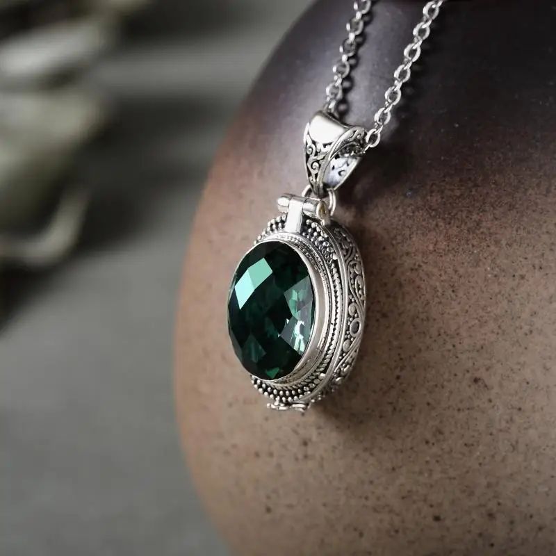 Fashion Vintage Style Green Crystal Pendant Retro Carved Gawu Can Open Photo Box Openable Style Pendant Necklace for Women Men