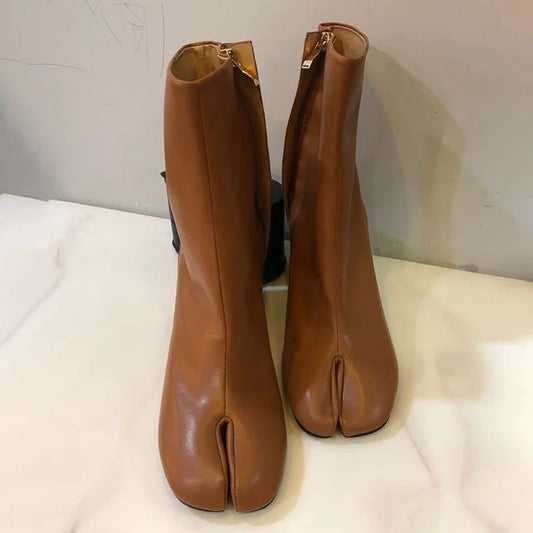 Botas Tabi de Couro de Design de Marca de Luxo 2024 Botas de Salto Alto Grossas Redondas na Moda para Mulheres Outono Inverno Sapatos de Dedo Dividido