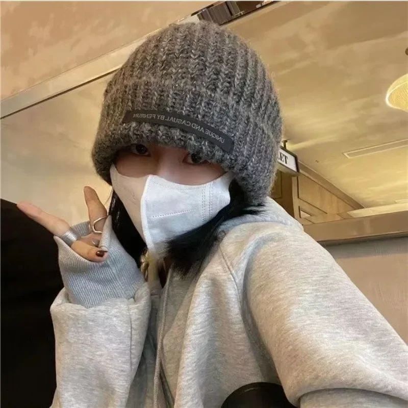 Gorro de Tricô Quentinho Feminino Outono Inverno Novo Suave Confortável com Apliques Acessórios de Moda para o Frio