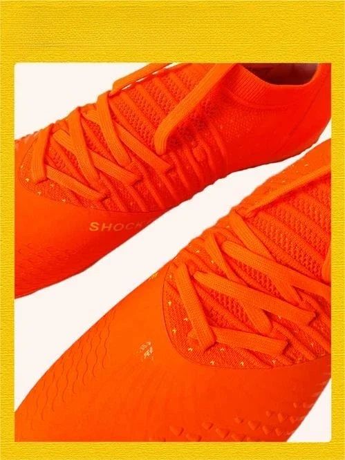 Spiked Comfortable Breathable Competition Soccer Cleats for Training and Matches