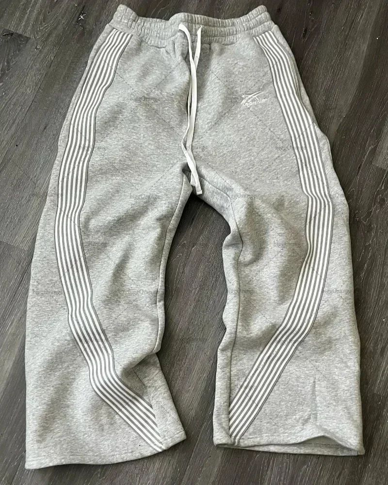 Calça de Moletom Y2K Masculina Feminina Gótica Hip Hop Americana com Patch de Letras Y2K Dupla Camada Larga Elástica na Cintura Calça Jogger Casual