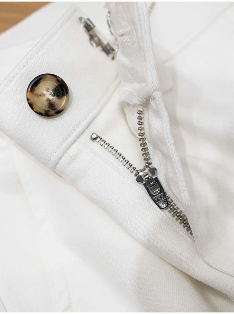 BC Elastic, comfortable and breathable summer men's versatile casual loose white shorts