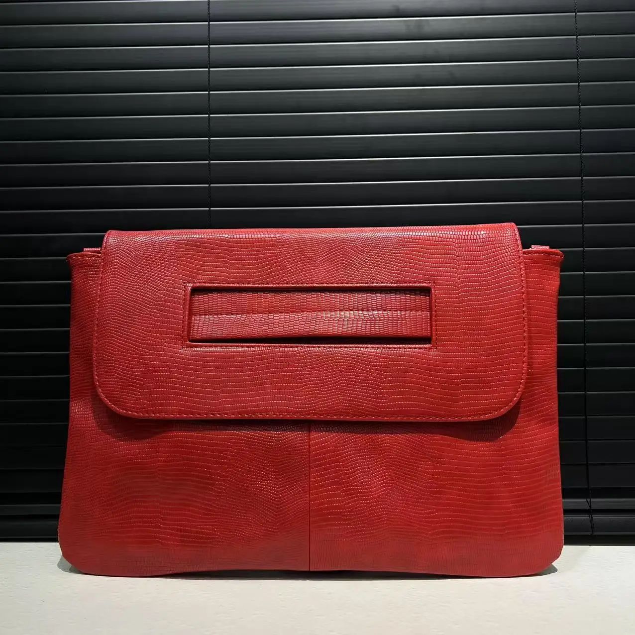 Ladies' fashionable retro snake patterned handbag with high capacity and detachable shoulder strap, single shoulder bag