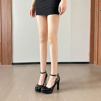 Modelo de salto alto plataforma à prova d'água de sola grossa mostra vestido sexy de couro envernizado preto elegante salto ultra-alto verão grande
