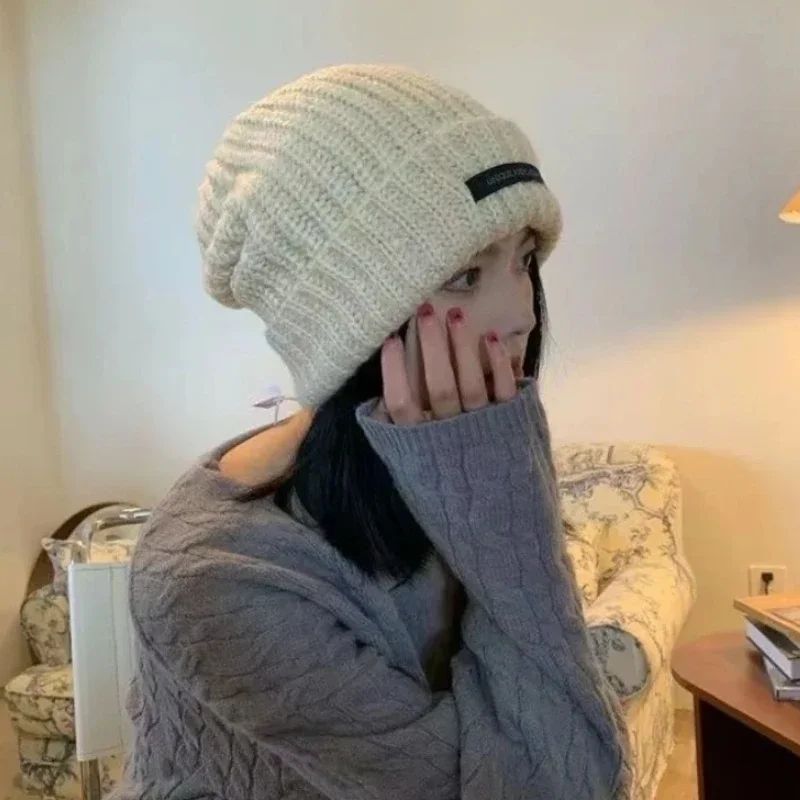 Gorro de Tricô Quentinho Feminino Outono Inverno Novo Suave Confortável com Apliques Acessórios de Moda para o Frio