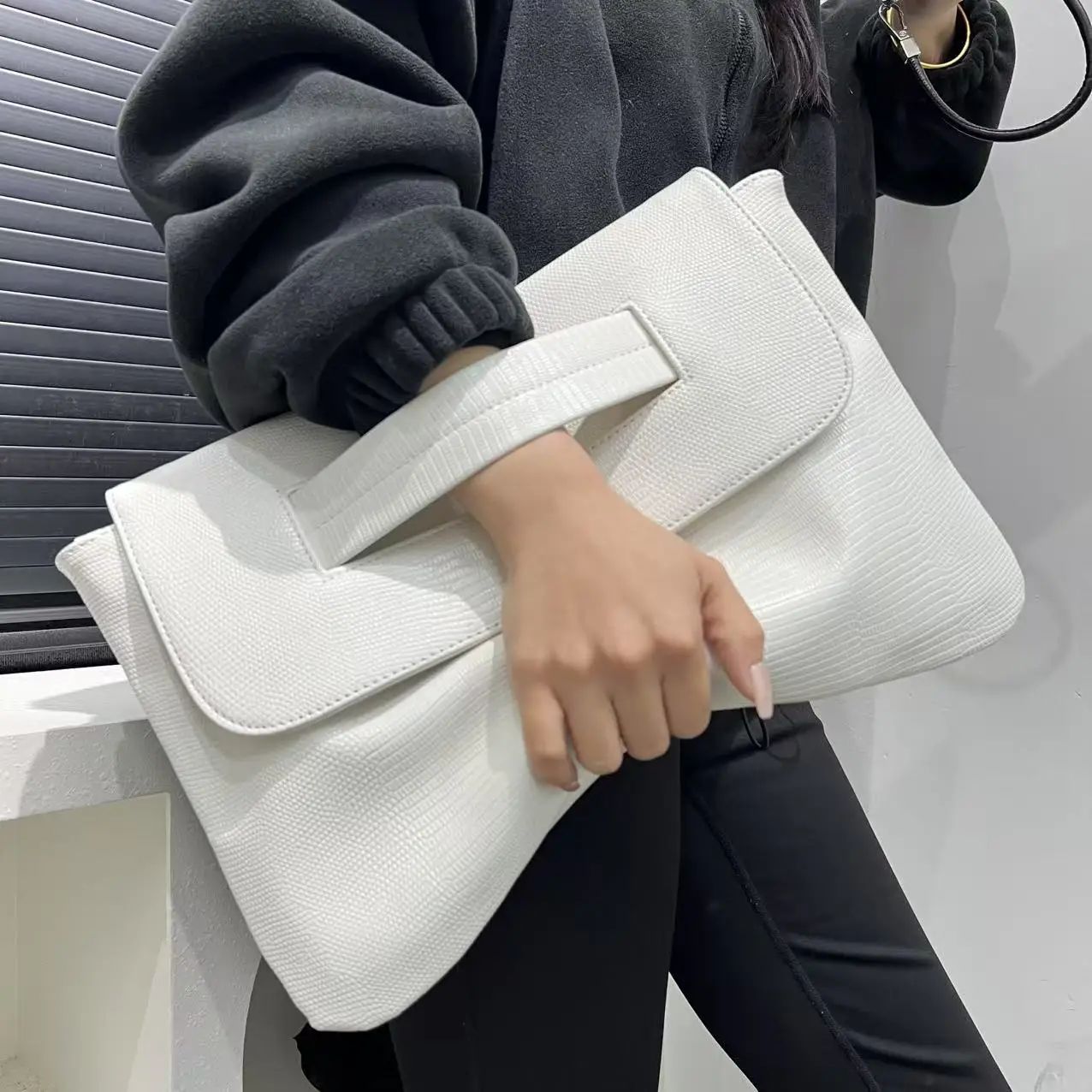 Ladies' fashionable retro snake patterned handbag with high capacity and detachable shoulder strap, single shoulder bag