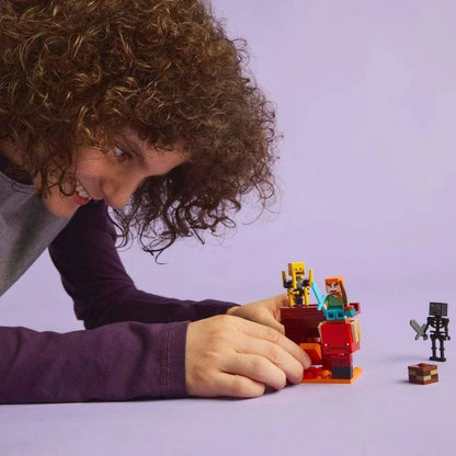 LEGO® Minecraft® Batalha de Lava do Nether Grande Diversão de Construir e Brincar para Meninos e Meninas a Partir de 6 Anos Presente de Aniversário e Natal 21266 99 Peças