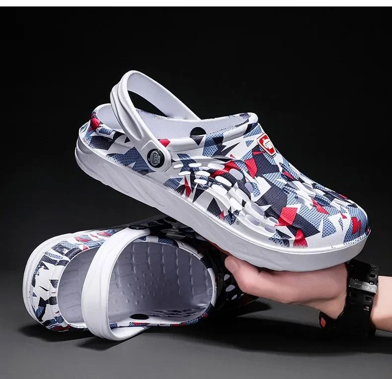 2025 New Fashion Sandals Men Clog Sandals Comfortable Breathable Beach Sandals Men Women Clogs Slippers Soft Bottom Men Shoes