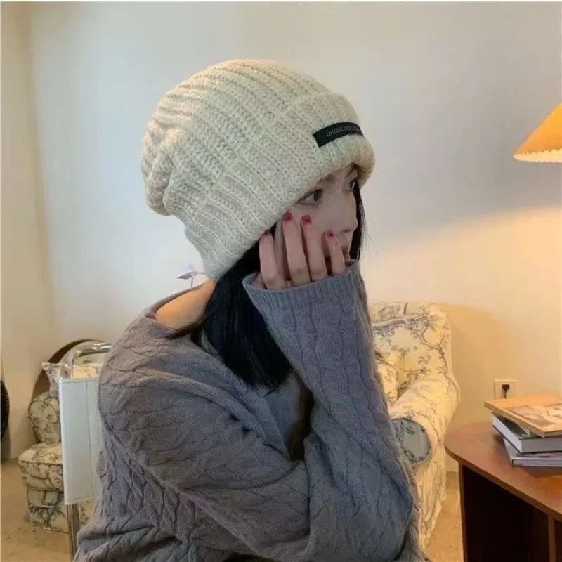 Gorro de Tricô Quentinho Feminino Outono Inverno Novo Suave Confortável com Apliques Acessórios de Moda para o Frio