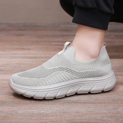 Sapatilhas masculinas leves e respiráveis para corrida e uso casual, com design slip-on, estilo tênis e conforto para treinos de academia.