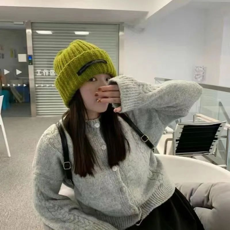 Gorro de Tricô Quentinho Feminino Outono Inverno Novo Suave Confortável com Apliques Acessórios de Moda para o Frio