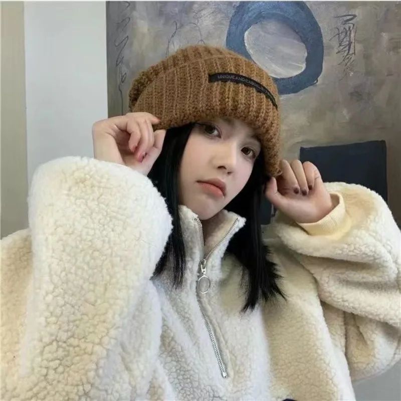 Gorro de Tricô Quentinho Feminino Outono Inverno Novo Suave Confortável com Apliques Acessórios de Moda para o Frio