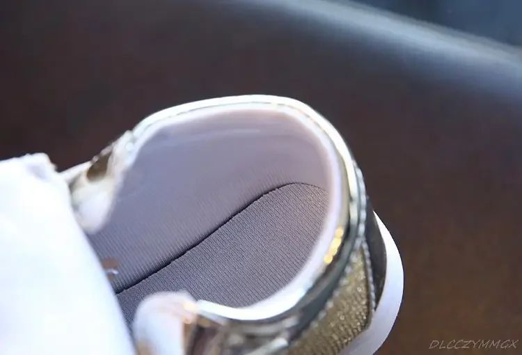 New Disney Children Luminous Shoes Boys Girls Hello Kitty Shoes Flashing Lights Fashion Sneakers Toddler Little Kid LED Sneakers