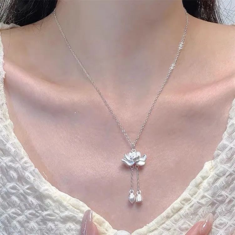 Colar de Borla de Lótus Feminino Novo Popular Amuleto da Sorte Pingente de Lótus Estilo Chinês Elegante Colares de Flores Acessórios de Joias