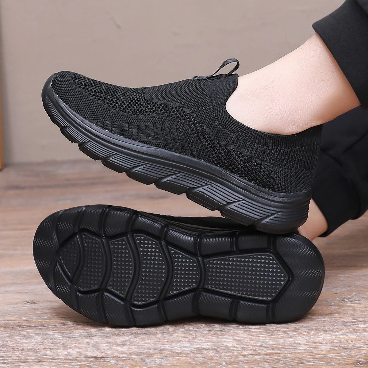 Sapatilhas masculinas leves e respiráveis para corrida e uso casual, com design slip-on, estilo tênis e conforto para treinos de academia.