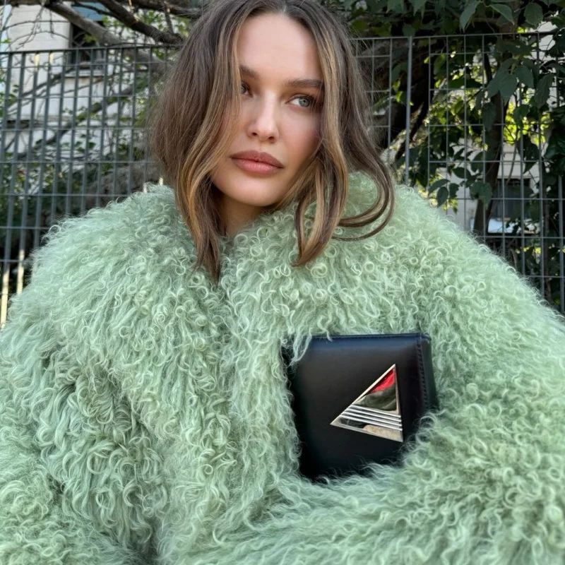 Solid Fashion Fake Fur Coat Women Chic Fluffy Warm Long Sleeve Loose Short Jacket Luxury 2025 Winter Lady Daily Street Outerwear