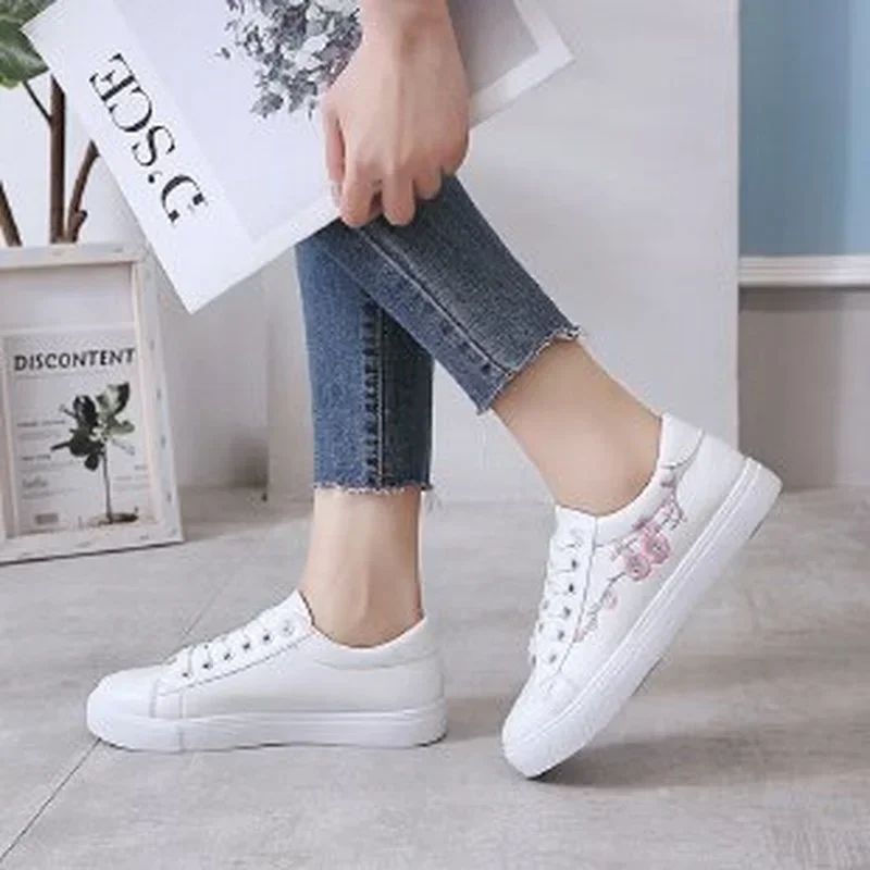 Shoes 2025 Women Running Spring Autumn Fashion White Breathable Embroidered Flower Lace-Up Casual Sneakers Zapatos De Mujer