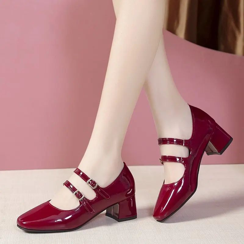Sapatos Femininos Mary Janes com Fivela Dupla Primavera Outono Sapatos de Vestido em Couro Envernizado Scarpins Salto Alto Sapatos Retrô para Senhoras Preto Vermelho