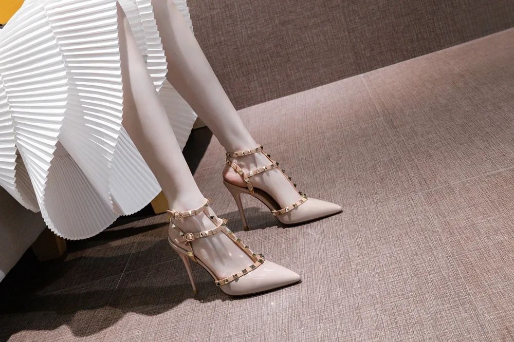 Riveted Nude High Heel Sandals for Women in Summer 2024, New Slim Heeled Pointed Fashion Sexy Back Empty Women's Sandals