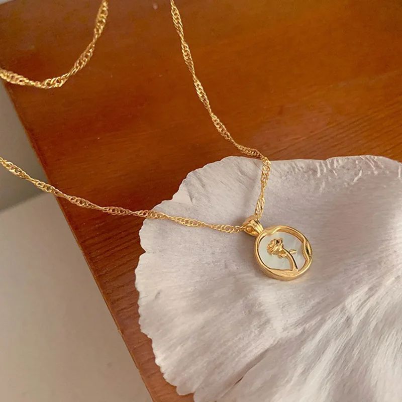 Novo Colar de Aço Inoxidável com Pingente de Rosa de Metal Irregular Redondo para Mulheres Corrente de Clavícula Vintage Joia de Luxo para Festa
