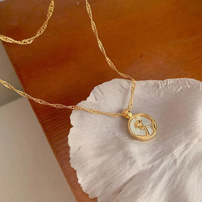 Novo Colar de Aço Inoxidável com Pingente de Rosa de Metal Irregular Redondo para Mulheres Corrente de Clavícula Vintage Joia de Luxo para Festa