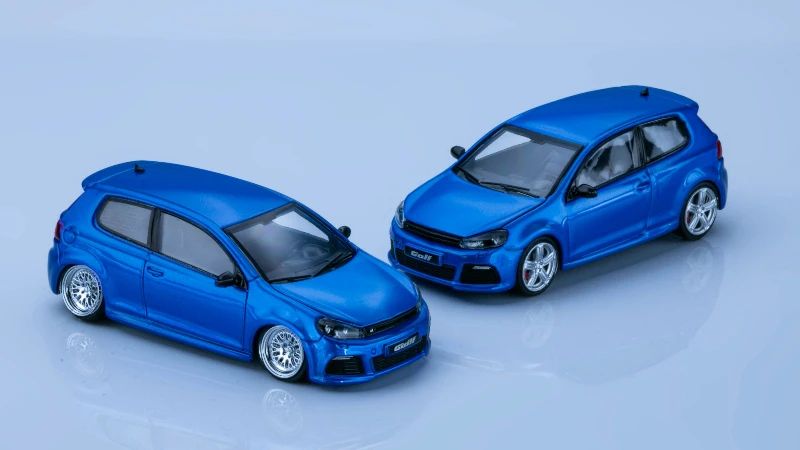 Maxwell 1:64 GOLF RMK6 Pearl White / Blue Die-Cast Car Model Collection Miniature