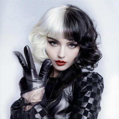 Peruca de cabelo sintético de cosplay da Cruella metade preta e metade branca de 30 cm, curta e encaracolada, para Halloween, festa diária, com franja