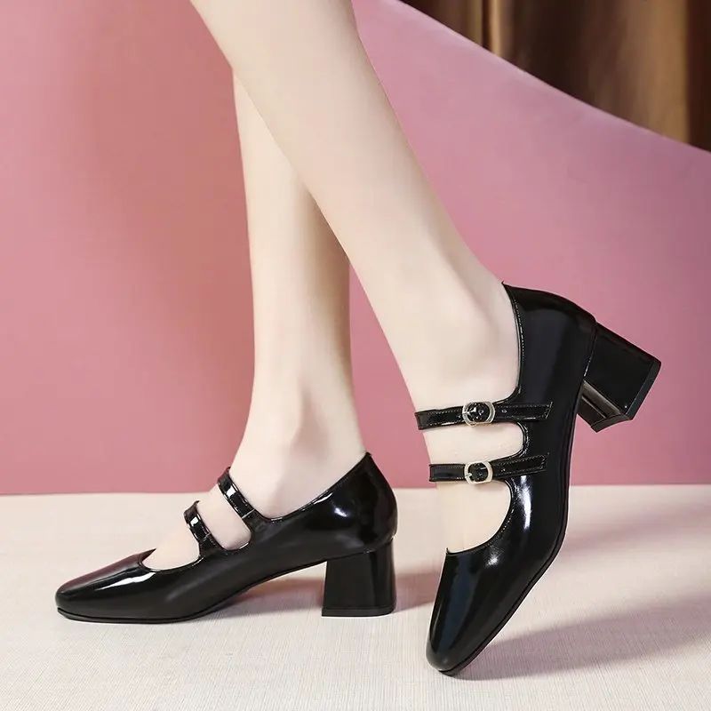 Sapatos Femininos Mary Janes com Fivela Dupla Primavera Outono Sapatos de Vestido em Couro Envernizado Scarpins Salto Alto Sapatos Retrô para Senhoras Preto Vermelho