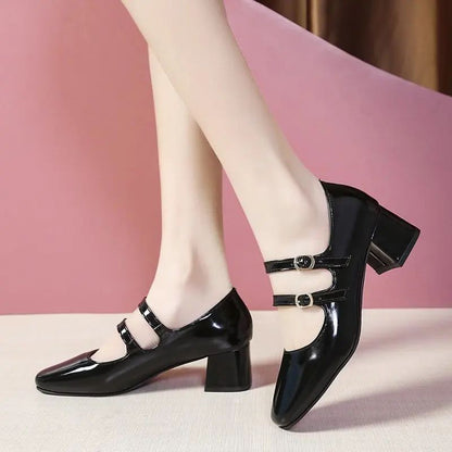 Sapatos Femininos Mary Janes com Fivela Dupla Primavera Outono Sapatos de Vestido em Couro Envernizado Scarpins Salto Alto Sapatos Retrô para Senhoras Preto Vermelho