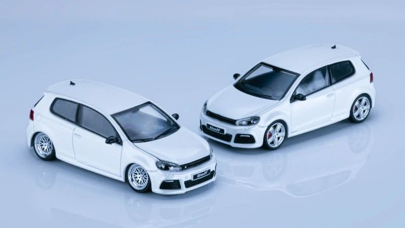 Maxwell 1:64 GOLF RMK6 Pearl White / Blue Die-Cast Car Model Collection Miniature