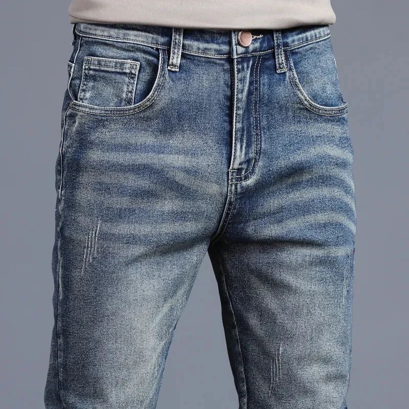 Novas Calças Jeans Masculinas Vintage Coreanas da Moda Slim com Pés Pequenos Bordados Calças Elásticas Masculinas de Sarja Streetwear