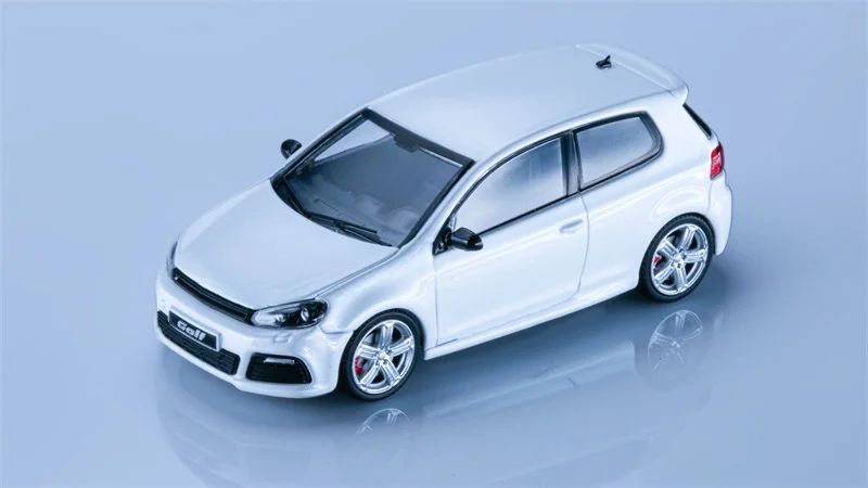 Maxwell 1:64 GOLF RMK6 Pearl White / Blue Die-Cast Car Model Collection Miniature
