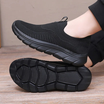 Sapatilhas masculinas leves e respiráveis para corrida e uso casual, com design slip-on, estilo tênis e conforto para treinos de academia.