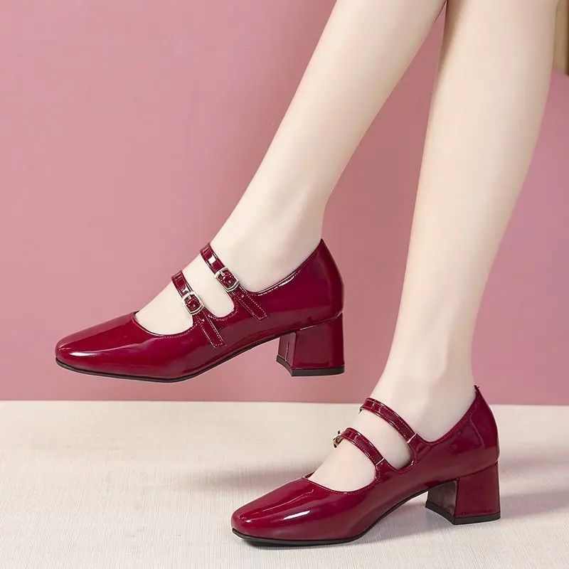 Sapatos Femininos Mary Janes com Fivela Dupla Primavera Outono Sapatos de Vestido em Couro Envernizado Scarpins Salto Alto Sapatos Retrô para Senhoras Preto Vermelho