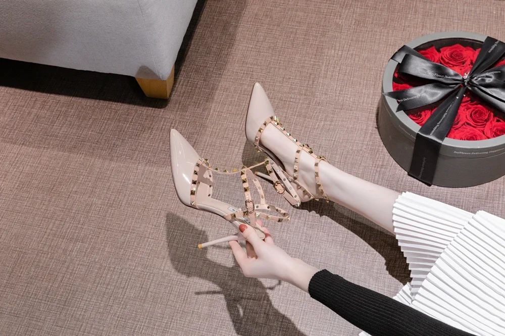 Riveted Nude High Heel Sandals for Women in Summer 2024, New Slim Heeled Pointed Fashion Sexy Back Empty Women's Sandals