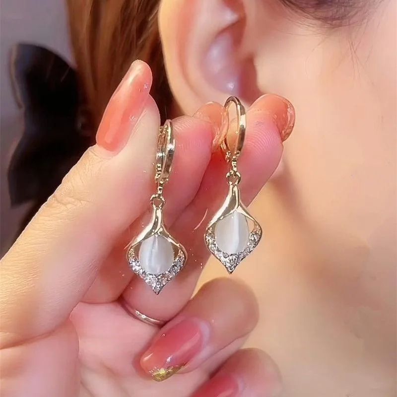 Brincos de argola Fashion Angel Eye banhados a ouro com strass embutidos e pétalas de tulipa para festa feminina